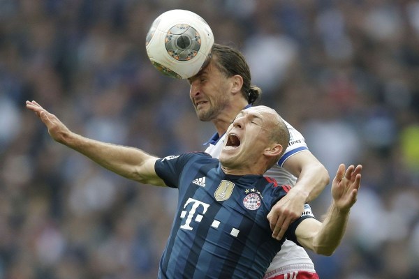  汉堡德比战火药味十足，红黄牌频现仍握手言和