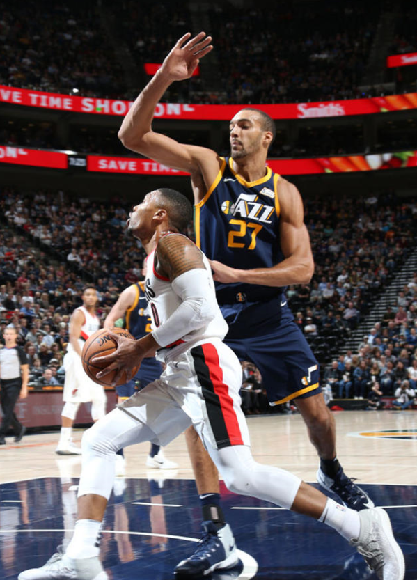  佛罗伦萨快速反击犀利，紫百合闪电战撕裂防线